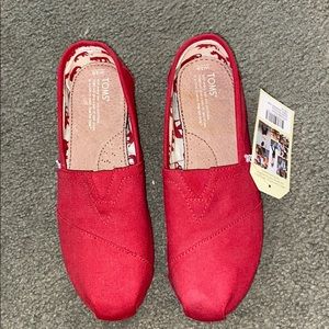 super cute toms!